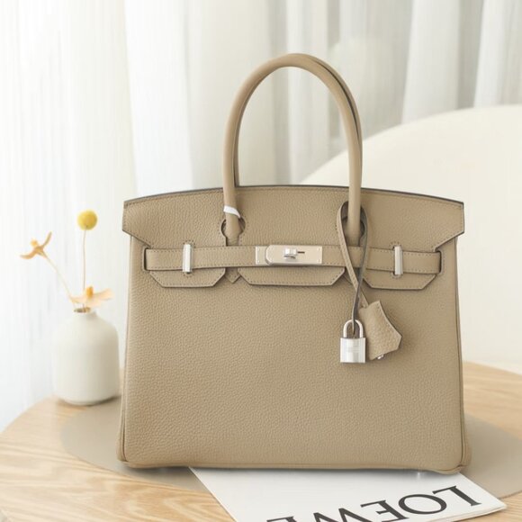 Classic Hermes Bag: A Stylish and Versatile Choice for Elegance - Picture 1 of 4